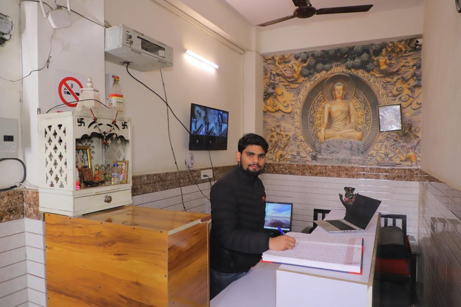 Hotel Aditya Residency Near Sector 63 Metro Station Noida Eksteriør billede